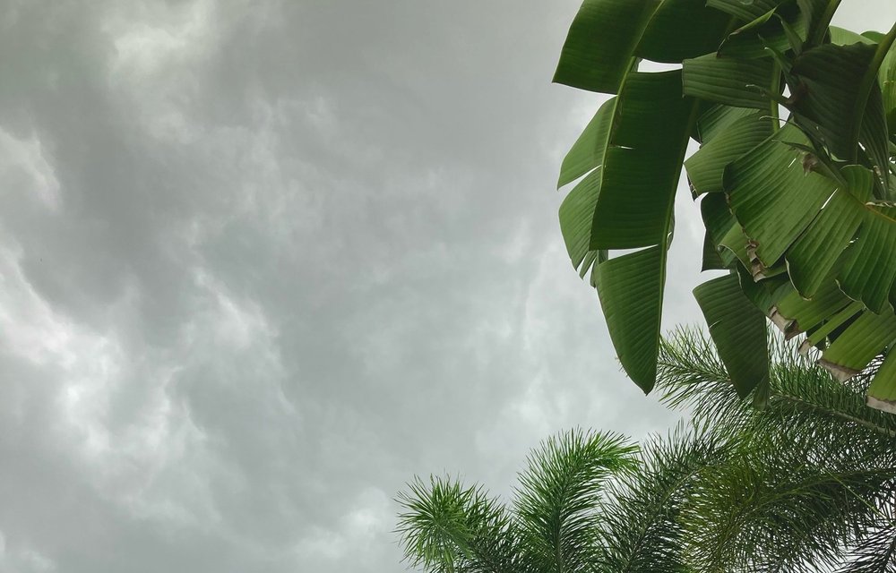 台風接近時の空のイメージ